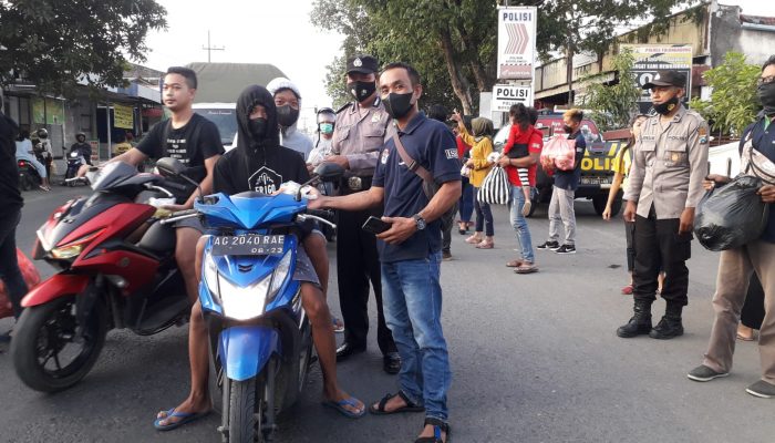 Bulan Penuh Berkah, Komunitas ISB Tulungagung Gelar Baksos Bagi Ta’jil Di Depan Polsek Boyolangu