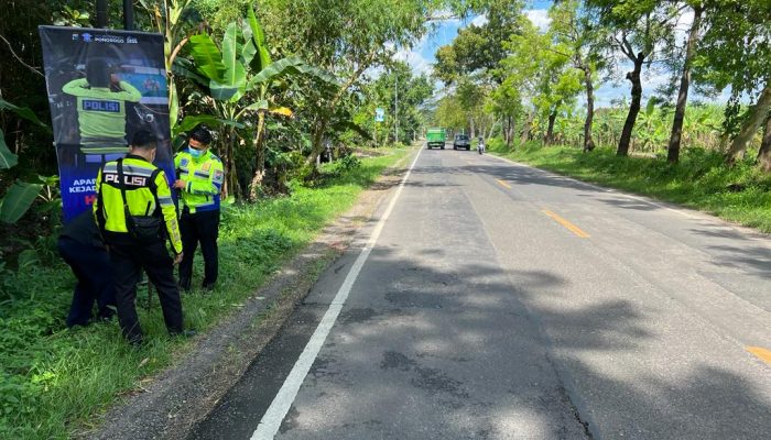 Cegah laka lantas,Satlantas Polres Ponorogo Berikan Himbauan dan Sosialisasi.