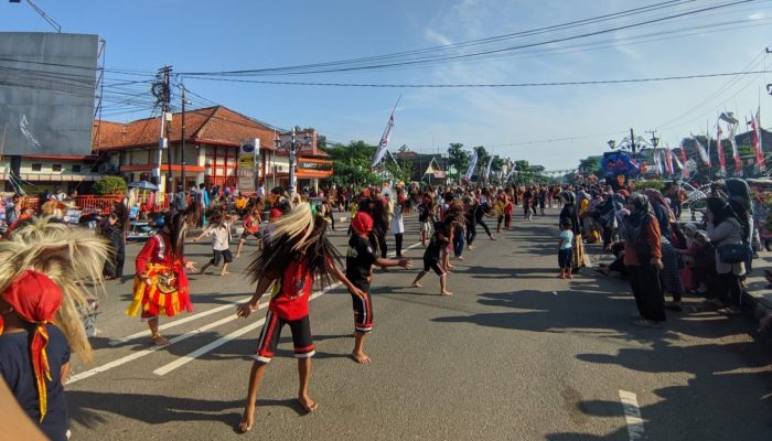 Kang Bupati Giri dan Wabub Bunda Lisdyarita Nari Ganongan Bareng Ratusan Anak SD Usai Pembukaan Flash Mob