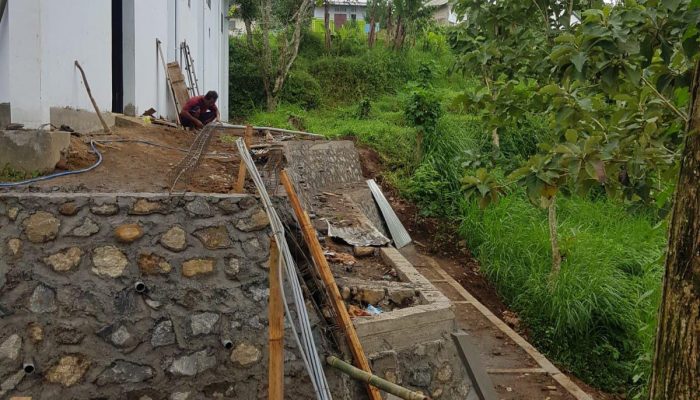 Antisipasi Tanah longsor, Pemdes Geger Kecamatan Sendang Bangun Tembok Penahan Tebing