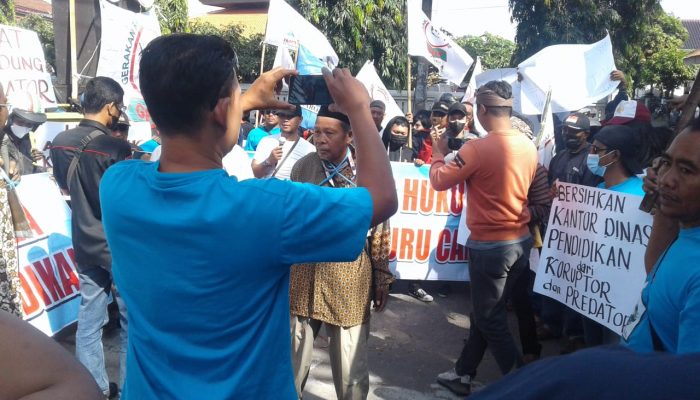 Aktivis Perempuan Anak Kediri Gelar Demontrasi,Tuntut Kadisdik Dicopot Dari Jabatannya