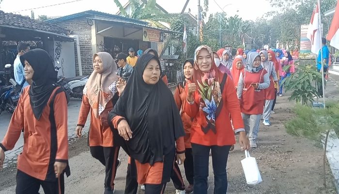 Peringati HUT RI Ke – 77, PKK Dasa Wisma Desa Kradenan, Jetis, Ponorogo Gelar Jalan Santai dan Pasar Krempyeng