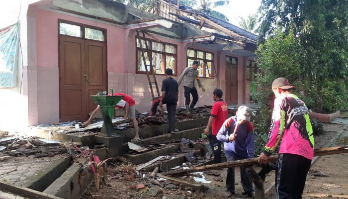 Kompak, Polisi Bersama Warga Bersihkan Puing Atap Sekolah yang Ambruk