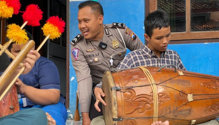 Lestarikan Budaya,Briptu Luhur Beri Pelatihan Reog Ponorogo Pada Anak -Anak Tuna netra