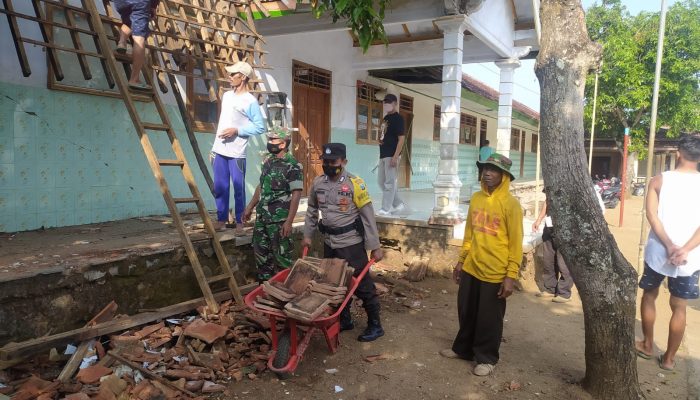 Teras Sekolah Roboh, Babinsa Kodim 0802/Ponorogo Ikut Gotong Royong Kerja Bakti