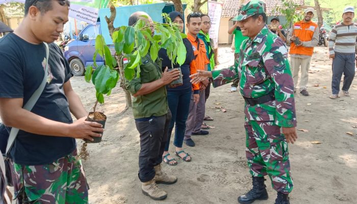 Aksi Peduli Lingkungan Polres Tulungagung Tanam Pohon Dan Bersihkan Pantai Bersama Persota