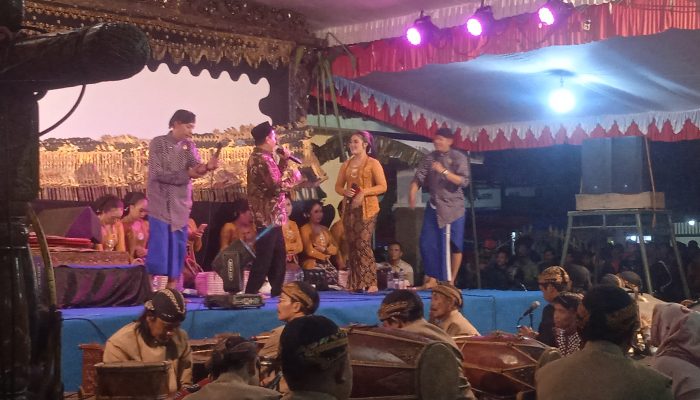 Bersih Desa, Pemdes Gombang Kec. Pakel Gelar Wayang Kulit Semalam Suntuk