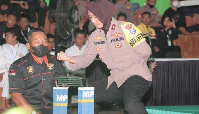 Atraksi Polwan Polres Ponorogo Patahkan Besi Dragon Pukau Para Penonton Dikejuaraan Silat Kapolres Cup