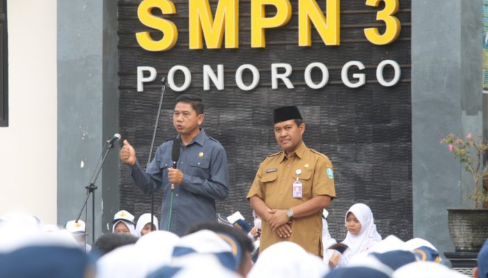 Ketua DPRD Ponorogo Sunarto Spd Kunjungi SMP 3 Ponorogo, Ikut Upacara Bendera Sekaligus Klarifikasi Soal Adanya Informasi Pungutan Sekolah