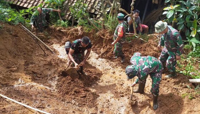 Kerja Bakti, Anggota Kodim 0802/Ponorogo Angkat Tanah Yang Longsor Menimpa Rumah Warga