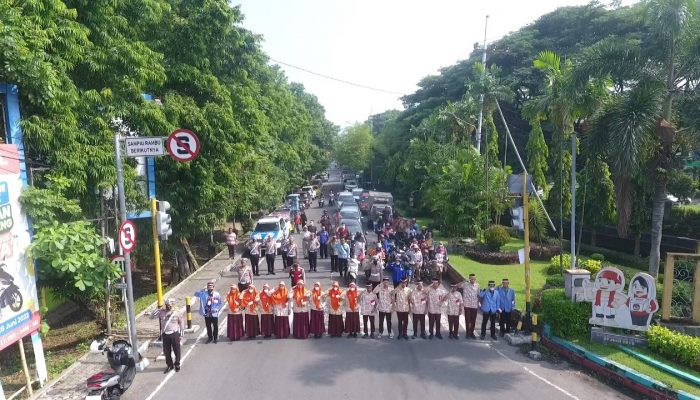 Peringati Hari Pahlawan, Pemotor Berhenti di Simpang Jalan dan Heningkan Cipta