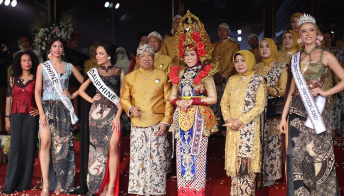 Waowww !!! Miss Universe Asal Swiss Meriahkan Hari Jadi Tulungagung Ke-817