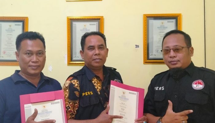 BNSP Kembali Serahkan Sertifikat Kepada Pemred Dan Wartawan Di Jawa Timur