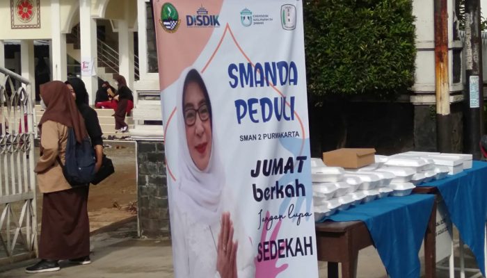 Wah…mantap, Program Smanda Peduli “Jumat Berkah”, Kepsek Emma Sukmasih Bagikan langsung Nasi Kotak Pada Warga