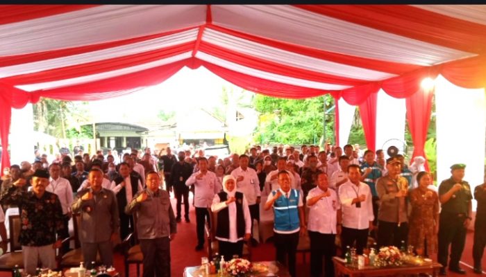 Bupati Tulungagung Dampingi Gubernur Jatim Serahkan  Bantuan Hibah IRSR Dan Pemberian Token listrik Gratis