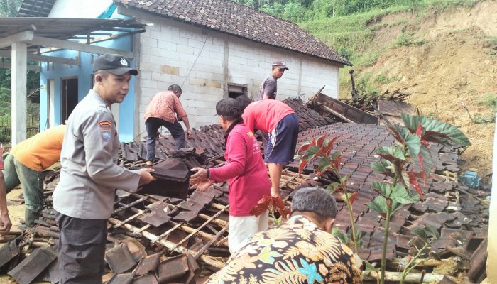 Bhabin Polsek Ngrayun Kerja Bakti Evakuasi Rumah Warga Yang Ambruk Akibat Tanah Longsor