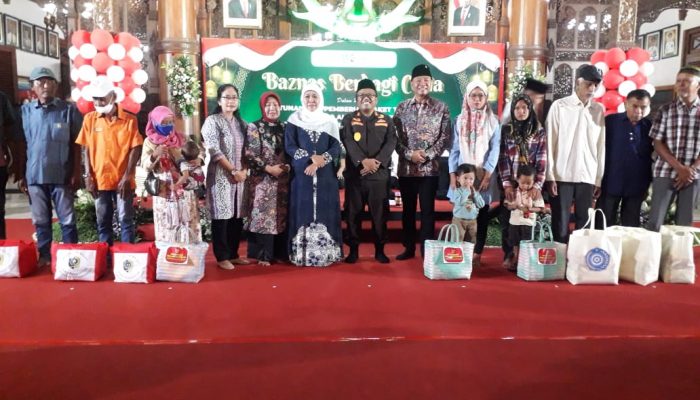 Roadshow Safari Ramadhan di Tulungagung, Gubernur Jatim Santuni Ribuan Anak Yatim