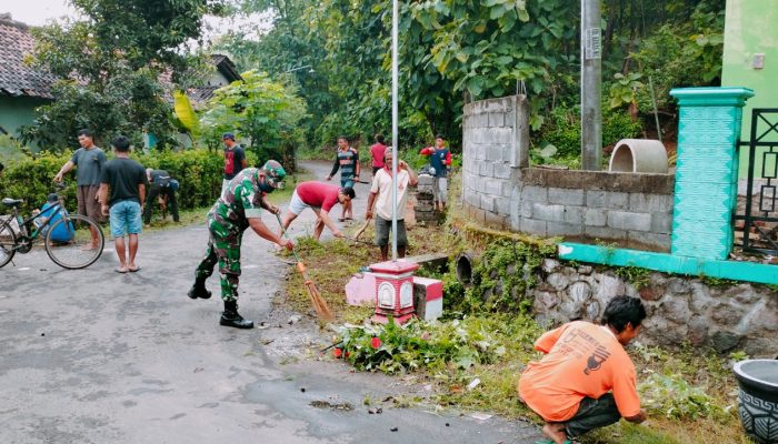 Pembersihan Lingkungan, Upaya Babinsa Kodim 0802/Ponorogo Wujudkan Lingkungan Yang Bersih dan Sehat