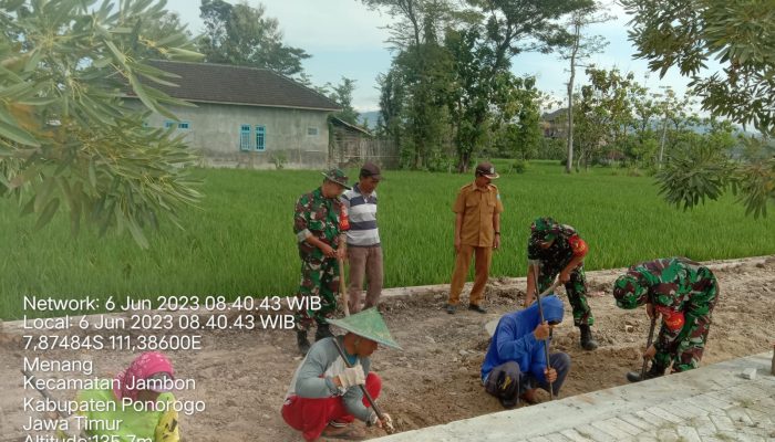 Upaya Wujudkan Kesejahteraan Warga, Babinsa Kodim Ponorogo Turut Kerja Bakti Perbaikan Jalan Desa