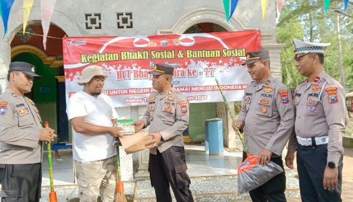 Bakti sosial hari Bhayangkara polres Trenggalek, dari bersihkan masjid hingga griya ODGJ