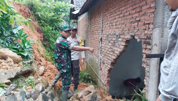 Kompak, TNI- Polri Bersihkan Material Tanah Longsor