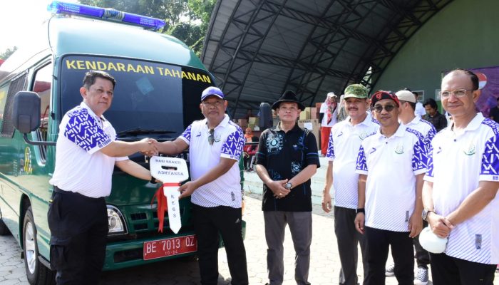 Puncak Peringatan Ke-63 HBA, Kejaksaan Negeri Terima Hibah Kendaraan Tahanan dari Pj. Bupati 