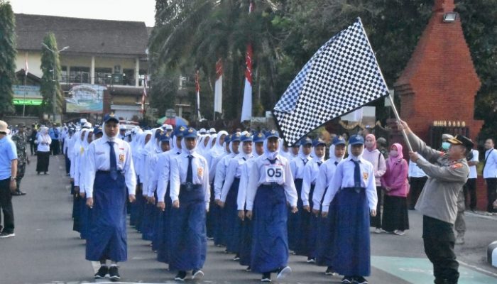 Peringati HUT RI Ke – 78, Wakapolres Trenggalek Berangkatkan Peserta Lomba Gerak Jalan