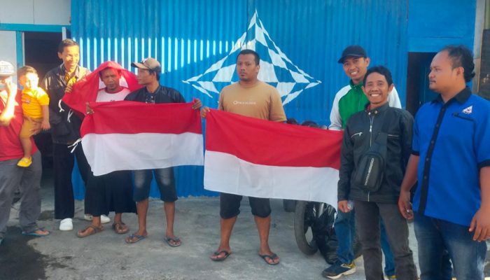 Semarak HUT Kemerdekaan RI ke-78, AJT Bagikan Bendera Merah Putih Ke Warga