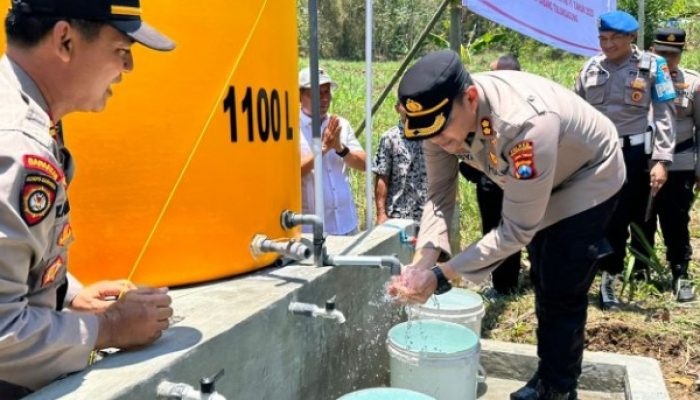 Kapolres Tulungagung Salurkan Bantuan Sumur Bor Tanam Pohon  Pule