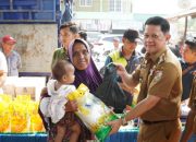 Gelar Pasar Murah Pj Bupati Tubaba Menyerahkan Langsung Paket Beras Kepada Masyarakat