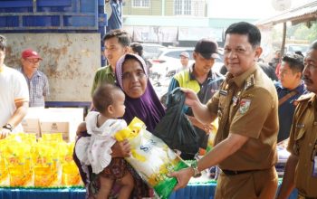 Gelar Pasar Murah Pj Bupati Tubaba Menyerahkan Langsung Paket Beras Kepada Masyarakat