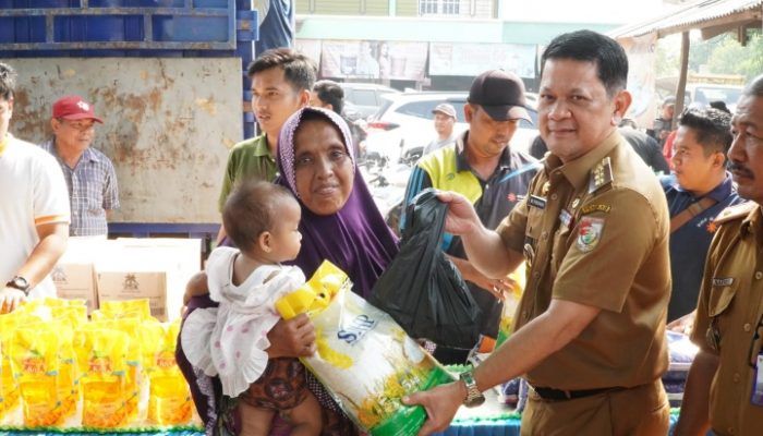 Gelar Pasar Murah Pj Bupati Tubaba Menyerahkan Langsung Paket Beras Kepada Masyarakat