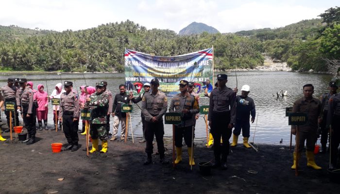 Polres Tulungagung Tanam Pohon Mangrove di Pesisir Tulungagung Selatan