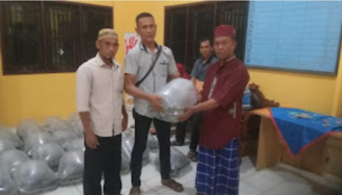 Pemerintah Tiyuh Menggala Mas Salurkan Bantuan Bibit Ikan Ke Warga 