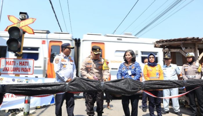 Kapolres Kediri Kota Bersama Forkopimda Resmikan Palang Pintu Kereta api