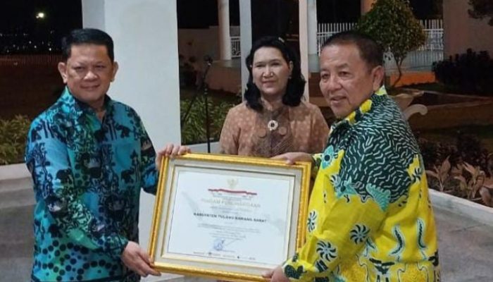 M. Firsada Terima Penghargaan Kabupaten Peduli HAM dari Kemenkumham RI