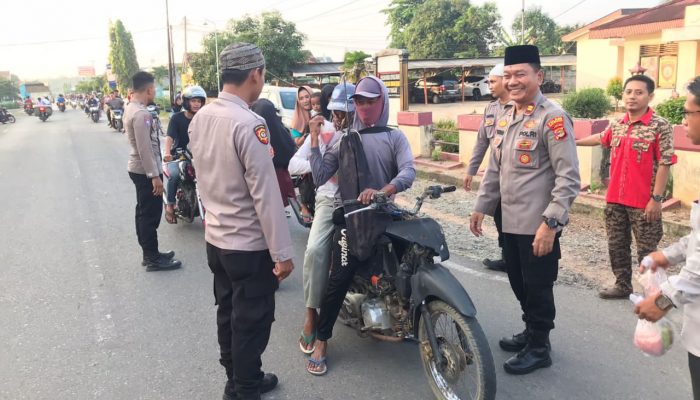 Kapolsek Tumijajar Bagikan Takjil Pada Warga yang Melintas