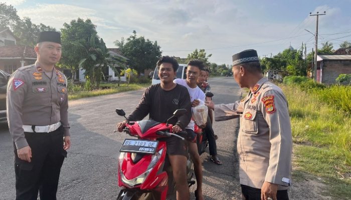 Kapolsek Tulang Bawang Tengah   Bagi-bagi Takjil,  Jelang Beduk Puasa 