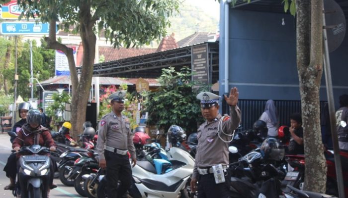 Respon Cepat, Polisi Tertibkan Parkir Liar di Trenggalek