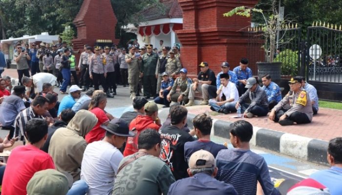 Ratusan Warga Gelar Aksi Demontrasi Di Depan Pendopo Manggala Praja Nugraha Tuntut Perbaikan Jalan