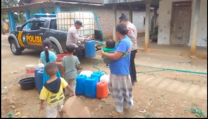 Warga Terdampak Kekeringan Ekstrem, Polisi di Trenggalek Turun Tangan Bantu Dropping Air Bersih