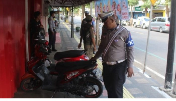 Kembalikan Hak Pejalan Kaki, Satlantas Polres Trenggalek Tertibkan Trotoar