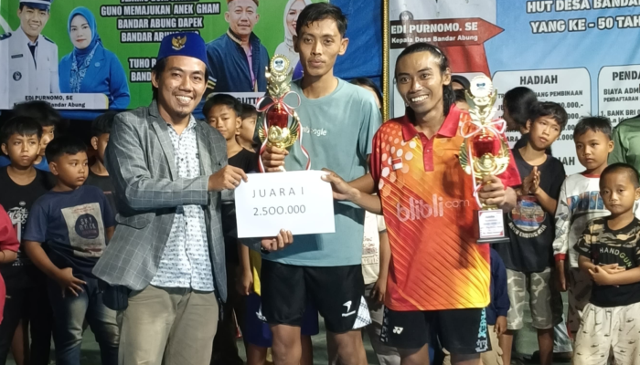 Tutup Turnamen, Kades  Serahkan Piala Pemenang Badminton Cup I Bandar Abung Jaya 