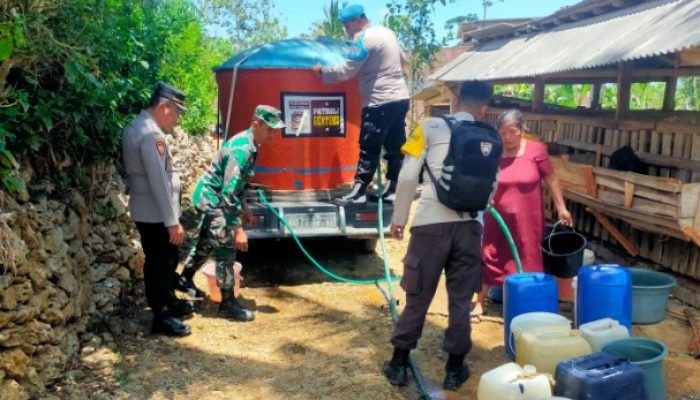 Polres Trenggalek Salurkan Bantuan Air Bersih ke Sejumlah Desa Terdampak Kekeringan