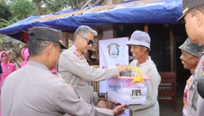 Kapolres Trenggalek Tinjau Korban Angin Puting Beliung di Desa Mlinjon, Kecamatan Suruh