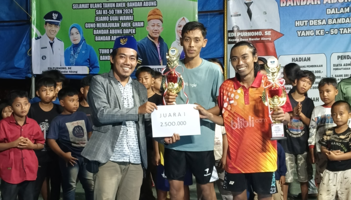 Tutup Turnamen, Kades  Serahkan Piala Pemenang Badminton Cup I Bandar Abung Jaya 