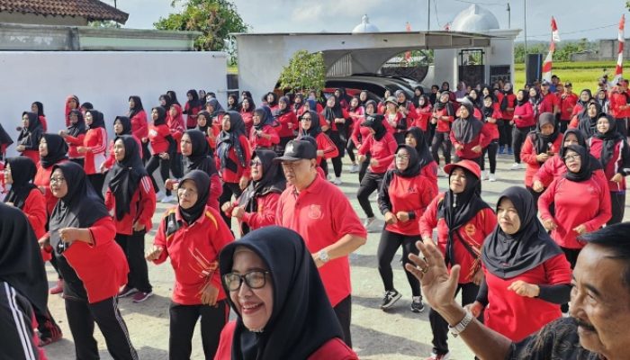 Paslon Bupati dan Wakil Bupati Tulungagung Mardinoto ikuti Senam Massal di Desa Tanggulwelahan, Besuki