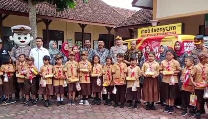 Polres Tulungagung Luncurkan Kegiatan Mobil Senyum, Bagikan Makanan Bergizi Gratis kepada Anak Sekolah