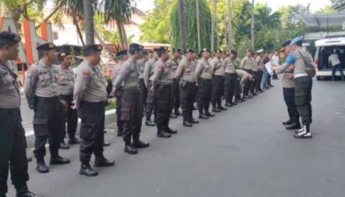 Polres Trenggalek Turut Amankan Debat Pemilihan Bupati dan Wakil Bupati Trenggalek di Surabaya