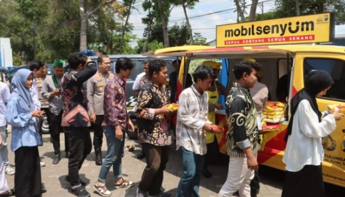 Polres Tulungagung Gelar Kegiatan Mobil Senyum Bagikan Makanan Bergizi Gratis bagi Peserta LK II HMI